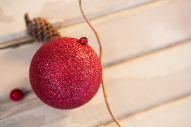 Rote Weihnachtskugel