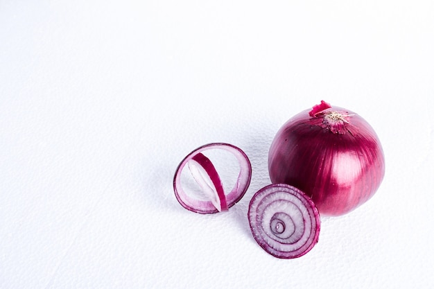 Rote Zwiebel auf einem weißen Tisch, Draufsicht.