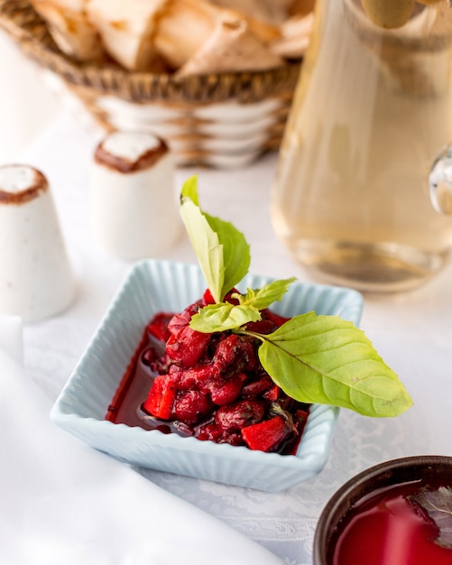 Roter Bohnensalat mit Karotten in einer weißen Schüssel