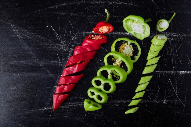 Roter Chili und grüner Pfeffer auf schwarz