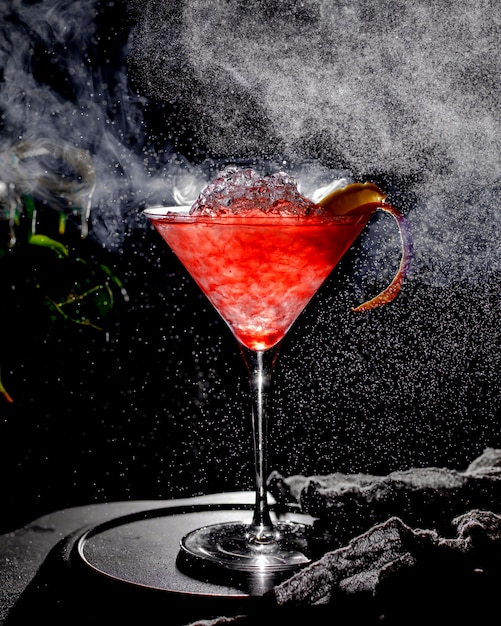 Roter Eiscocktail auf dem Tisch