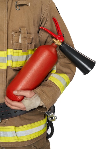 Roter Feuerlöscher in der Hand eines anonymen männlichen Feuerwehrmanns