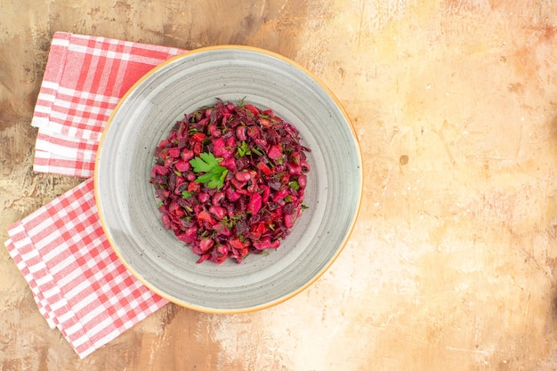 Roter gesunder Salat der Draufsicht mit grünen Blättern und Gemüse auf einem hölzernen Hintergrund mit Kopienplatz