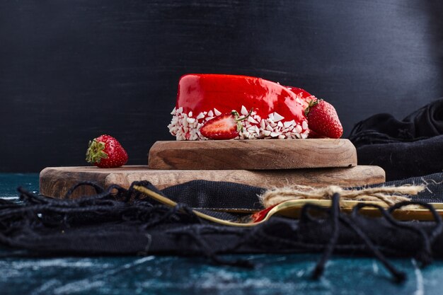 Roter Kuchen auf einem Holzbrett.