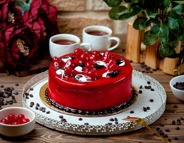 Roter Kuchen mit Tee auf dem Tisch