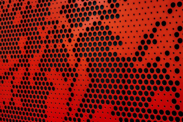Roter metallischer Hintergrund mit Perforation runder Löcher