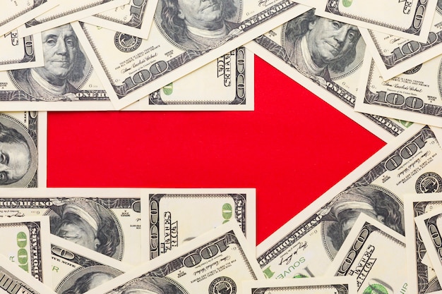 Roter Pfeil zeigt nach rechts mit Banknoten