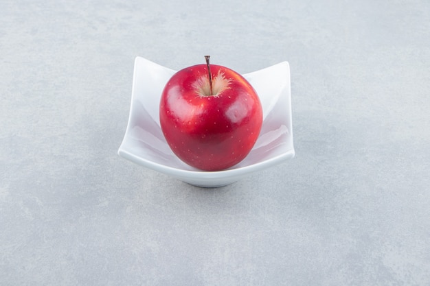 Roter reifer Apfel in der weißen Schüssel.