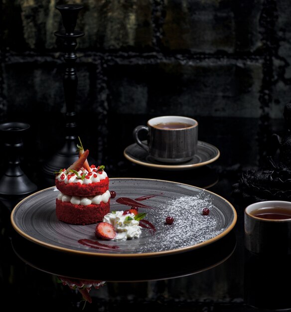 Roter Samtkuchen gefüllt mit weißer Buttercreme