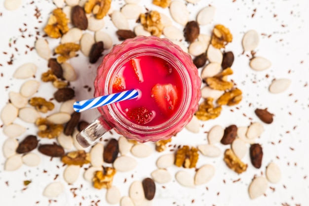 Roter Smoothie im Glas mit Plastikstroh