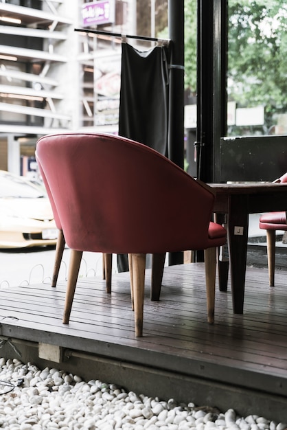 Kostenloses Foto roter stuhl und tisch im cafe