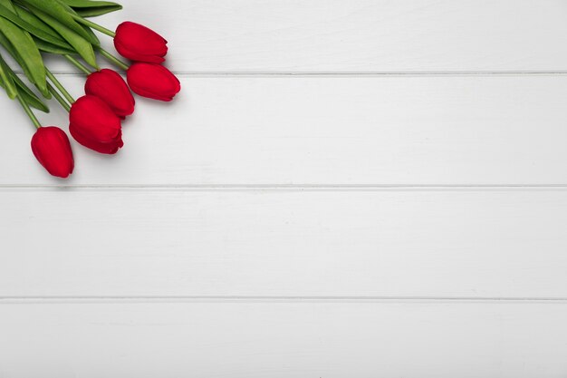 Roter Tulpenblumenstrauß der Draufsicht mit Kopieraum