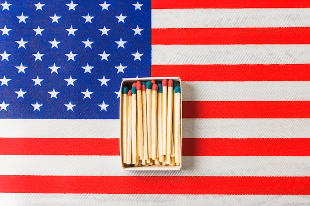 Roter und blauer Matchstick auf USA-Flagge