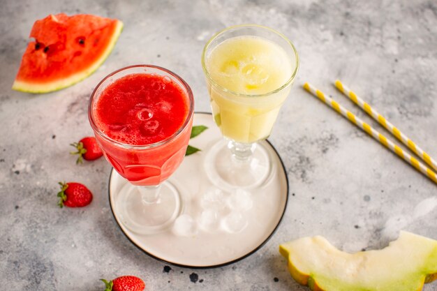 Roter und gelber Wassermelonensaft