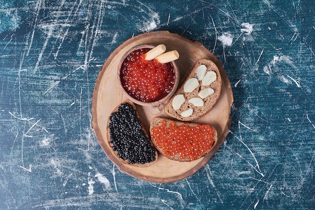 Roter und schwarzer Kaviar auf Brotscheiben.