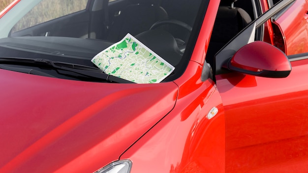 Rotes Auto mit Kartennahaufnahme