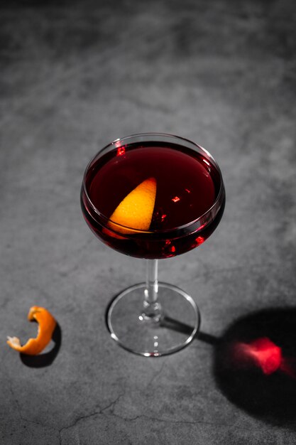 Rotes Cocktail mit Orangenscheibe