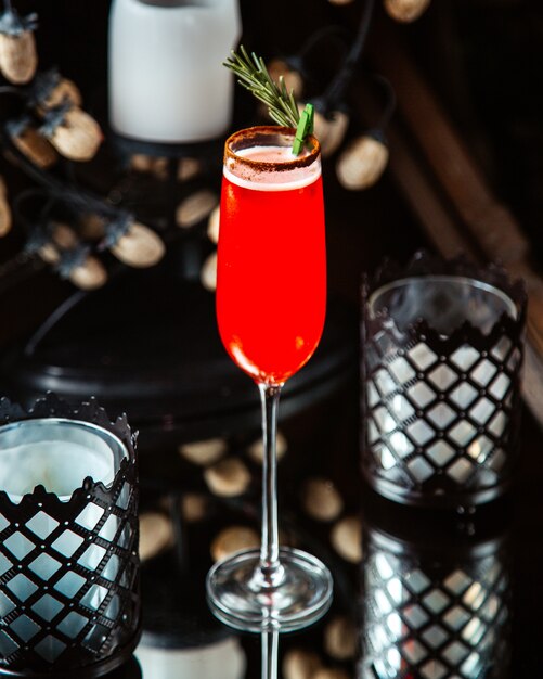 Rotes Cocktailglas auf dem Tisch