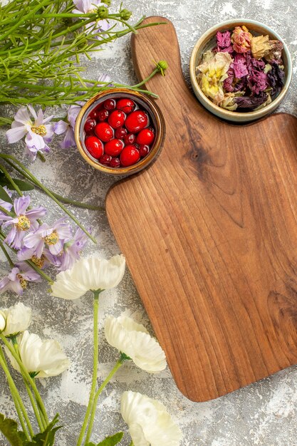 Rotes Gelee der Draufsicht mit Blumen auf roter Blume der Frucht der weißen Oberfläche