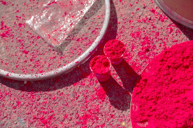 Kostenloses Foto rotes holi-farbpulver in gläsern und teller