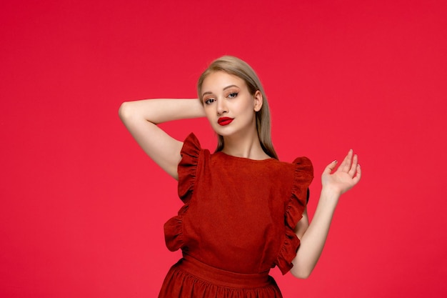 Rotes Kleid, elegantes, hübsches Mädchen in weinrotem Kleid, winkende Hände