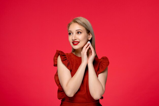 Rotes Kleid hübsches süßes, elegantes Mädchen in burgunderfarbenem Kleid mit roten Lippenstifthänden zusammen