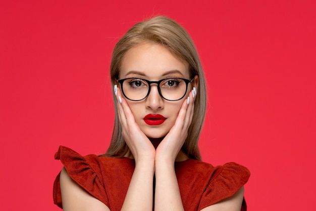 Kostenloses Foto rotes kleid nahaufnahme süßes, elegantes mädchen in burgunderrotem kleid mit rotem lippenstift in brille