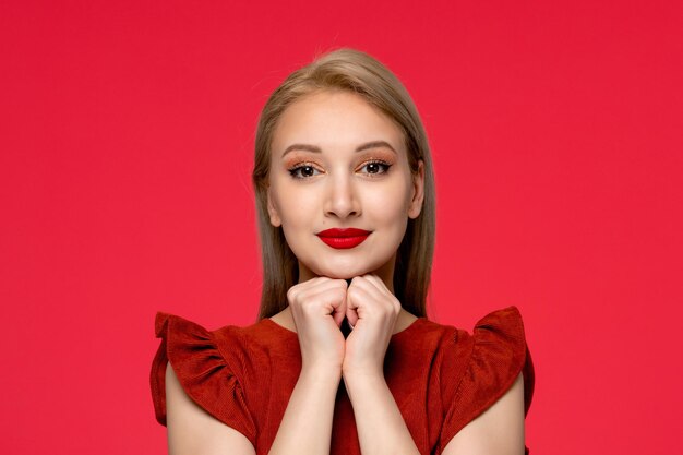 Rotes Kleid, Nahaufnahme, süßes, elegantes Mädchen in burgunderrotem Kleid mit roten Lippenstifthänden zusammen