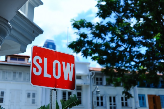 Rotes langsames Schild auf der Straße