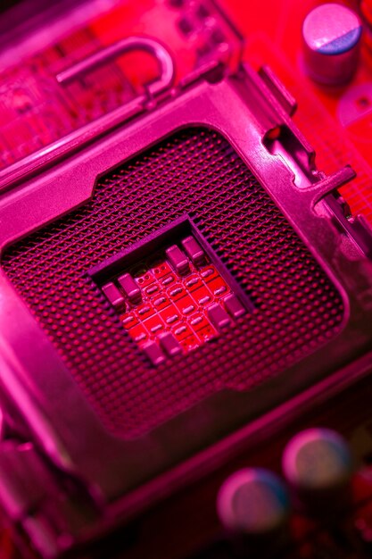 Rotes Motherboard mit Prozessorsockel