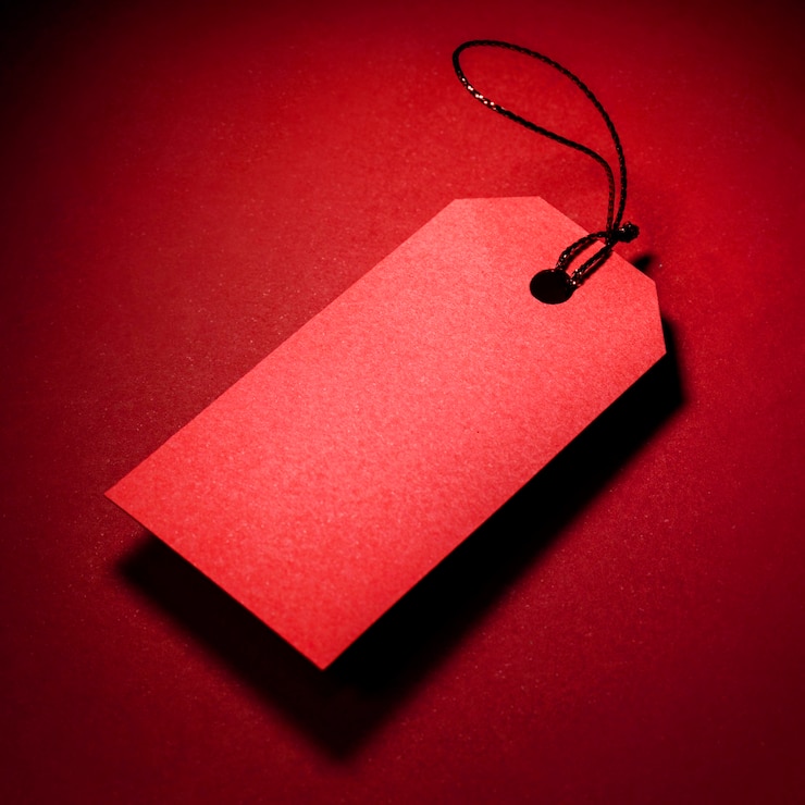Kostenlose Foto rotes preisschild der hohen ansicht mit schatten