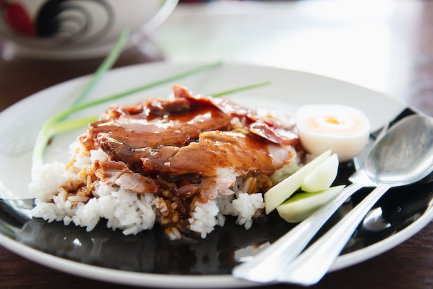 Rotes Schweinefleisch und Reis - berühmtes thailändisches Lebensmittelrezept