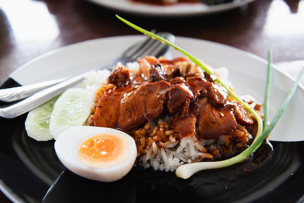 Rotes Schweinefleisch und Reis - berühmtes thailändisches Lebensmittelrezept