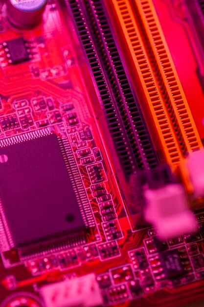 Rotes themenorientiertes Motherboard mit Speichersteckplätzen