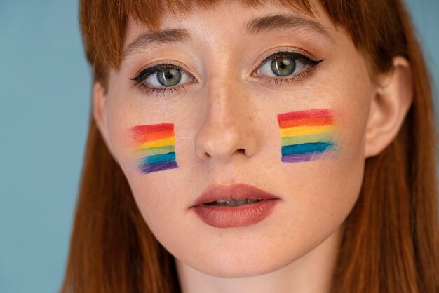 Rothaarige Frau mit Regenbogensymbol
