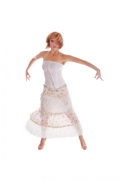 Rothaarige Tänzerin auf Weiß