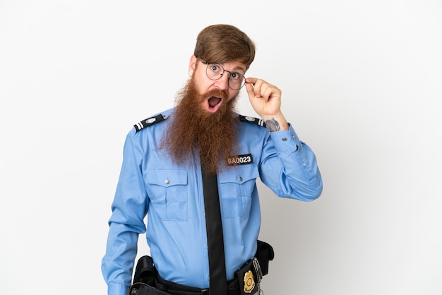 Rothaariger polizist isoliert auf weißem hintergrund mit brille und glücklich