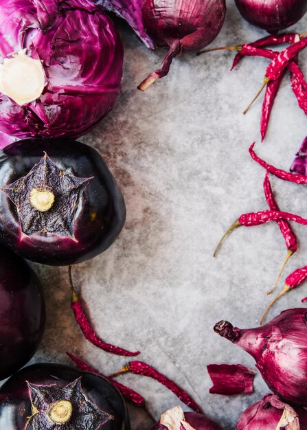 Rotkohl; Aubergine; Zwiebel und rote Chilischoten am Boden