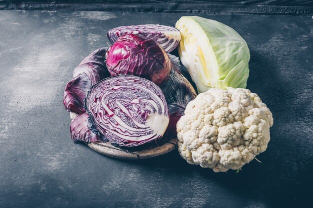 Rotkohl der hohen Winkelansicht auf schwarzem strukturiertem Hintergrund. horizontal