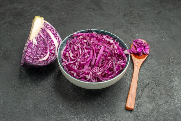 Rotkohl der Vorderansicht geschnittene Innenplatte auf dunklem Tischsalat Gesundheit reif