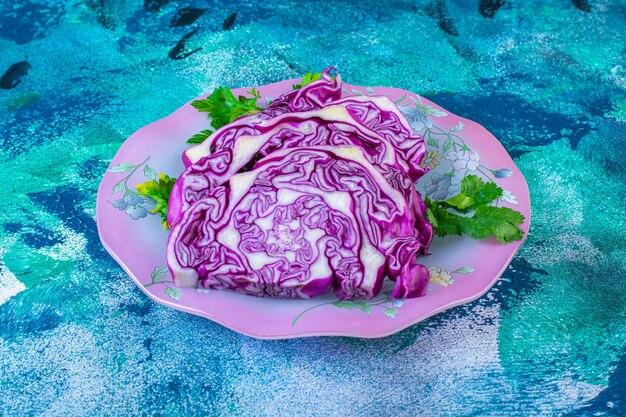 Rotkohl und Petersilie auf einem Teller