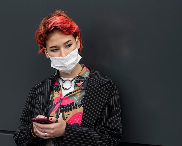 Kostenloses Foto rotschopf nicht binäre person, die eine medizinische maske trägt