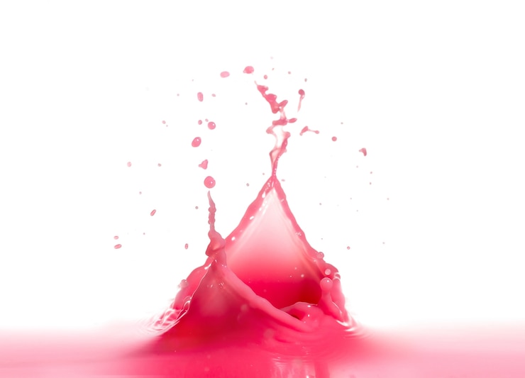 Kostenlose Foto rotwein splash isoliert auf weiß
