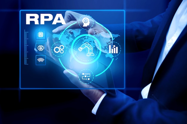 Rpa-Konzept mit Händen, die Tablet halten