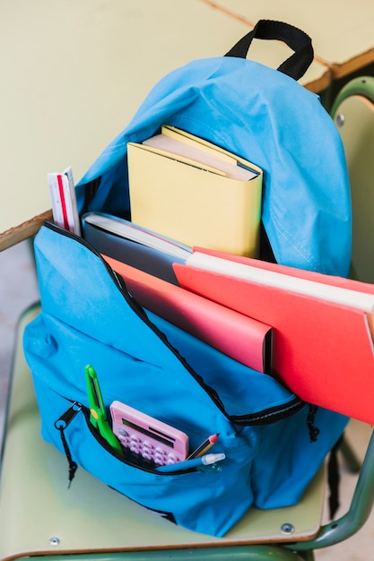 Rucksack mit Büchern auf Stuhl