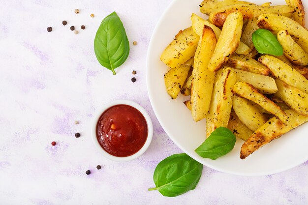 Ruddy Baked Potato Wedges mit Kräutern. Flach liegen. Draufsicht.