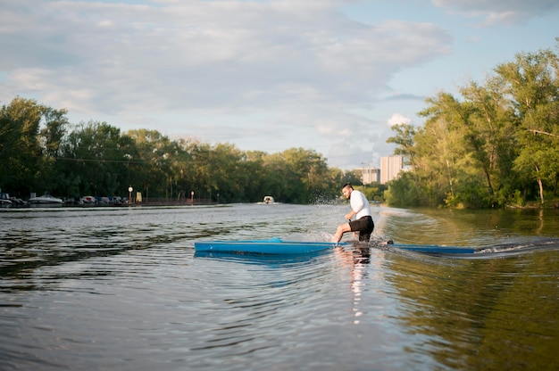 Kostenloses Foto ruderkonzept mit mann auf wasser