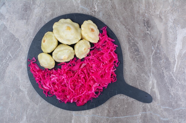 Kostenloses Foto rübensauerkraut und gemüse auf dunklem brett. hochwertiges foto