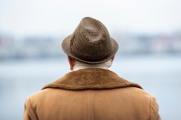 Kostenloses Foto rückansicht älterer mann mit hut