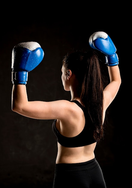 Rückansicht der Boxerin mit Schutzhandschuhen